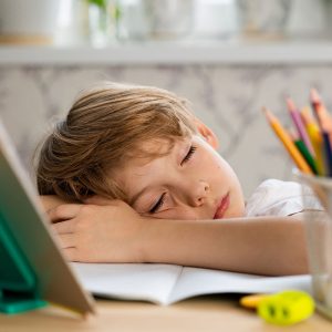 Los niños también sufren cansancio mental